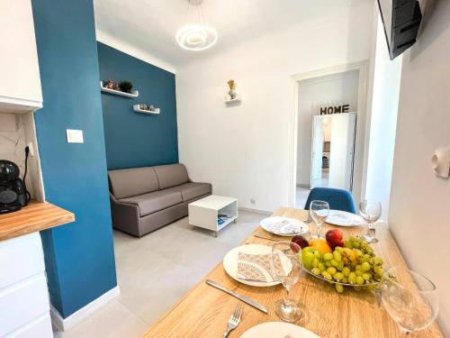 - une salle à manger avec une table et un bol de fruits dans l'établissement Cozy T2 - Lovely Balcony - Center - Liberation - Clim - WIFI, à Nice