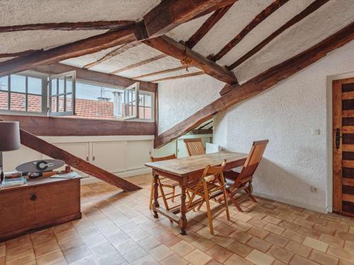une salle à manger avec une table et des chaises en bois dans l'établissement Charmant T3 sous les toits, centre historique de St-Jean-de-Luz, proche plage et commerces - FR-1-4-681, à Saint-Jean-de-Luz
