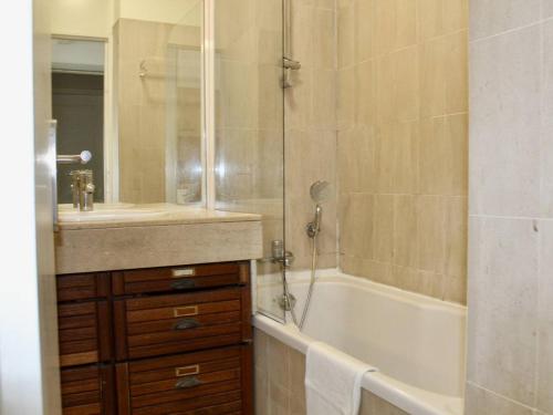 une salle de bain avec une baignoire, un lavabo et une douche dans l'établissement Appartement RDC à Villeneuve-Loubet - 2 Pièces, 45m², 4 Couchages, Plage à 100m - FR-1-252A-113, à Villeneuve-Loubet