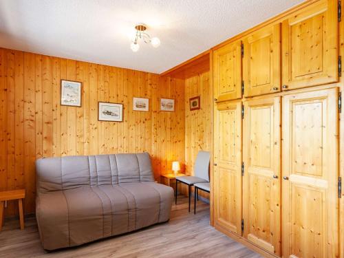 une chambre avec un lit, un bureau et une chaise dans l'établissement Appartement cosy 2 pièces, cabine, 5 pers, Méribel, près des pistes, animaux admis - FR-1-180-591, à Les Allues