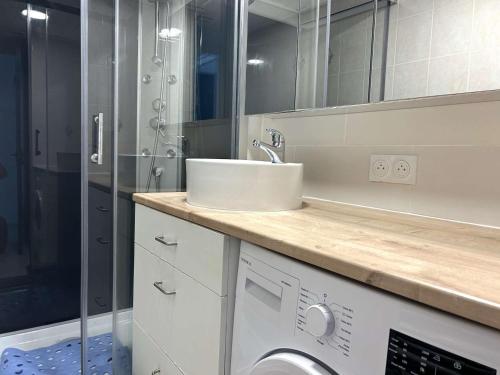 une salle de bain avec un lavabo et une douche dans l'établissement Maison cosy proche mer avec piscine chauffée, courts de tennis et patio - Bretignolles-sur-Mer - FR-1-224A-65, à Bretignolles-sur-Mer
