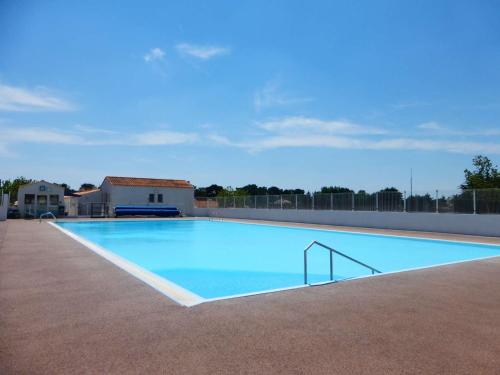 une grande piscine au sommet d'un immeuble dans l'établissement Maison cosy proche mer avec piscine chauffée, courts de tennis et patio - Bretignolles-sur-Mer - FR-1-224A-65, à Bretignolles-sur-Mer