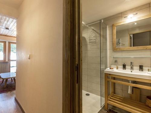 une salle de bain avec un lavabo et une douche avec un miroir dans l'établissement Studio cosy avec piscine, au pied des pistes - Méribel - FR-1-180-593, à Les Allues
