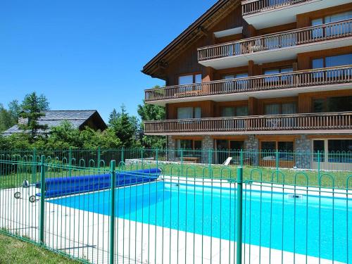 une piscine devant un immeuble dans l'établissement Studio cosy avec piscine, au pied des pistes - Méribel - FR-1-180-593, à Les Allues