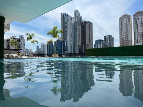 una piscina con vista sullo skyline della città sullo sfondo di Condo 1100 with pool a Città di Panama