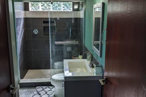 La salle de bains est pourvue d'une douche, d'un lavabo et de toilettes. dans l'établissement Private cottage, large private pool, great views !, à Nazareth