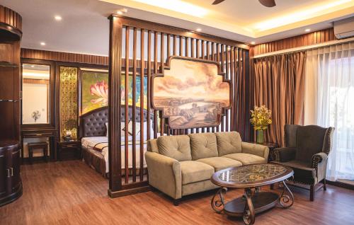 uma sala de estar com um sofá e uma cama em Đại Dương - Ocean Hotel em Diễn Châu