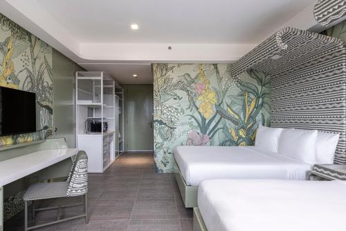 Кровать или кровати в номере Astoria Palawan
