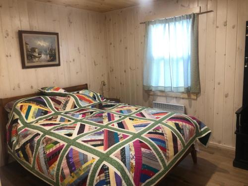 En eller flere senge i et værelse på Petals oceanview villa
