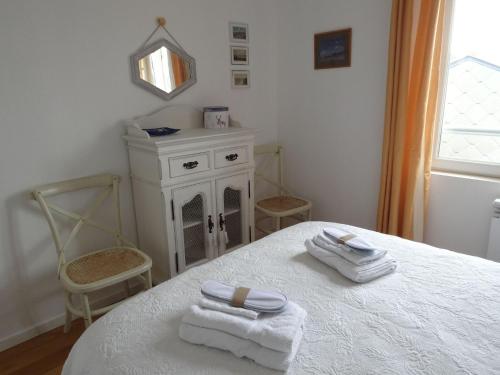 Habitación blanca con mesa y toallas. en Beautiful apartment, 2 terraces, near the beach, Cayeux-sur-Mer, Baie de Somme, en Cayeux-sur-Mer
