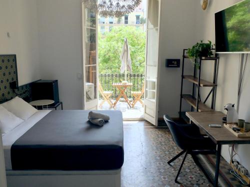 1 dormitorio con cama, mesa y escritorio en Fabrizzio's Petit en Barcelona