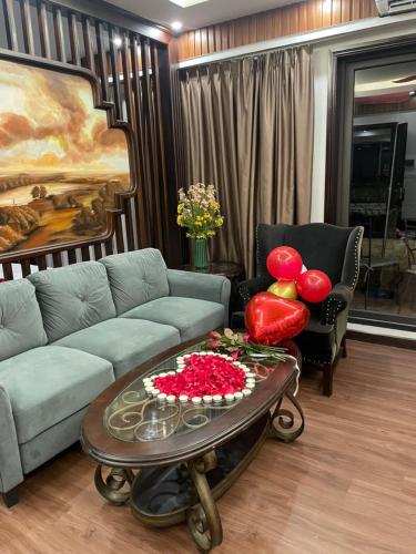 a living room with a couch and a table with balloons at Khách sạn Đại Dương Diễn Châu - Nghệ An in Diễn Châu