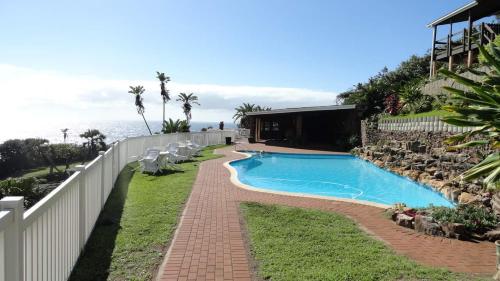 - une piscine en face d'un bâtiment donnant sur l'océan dans l'établissement Villa Del Sol 15 Hartedief, à Margate