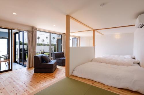 1 dormitorio con 1 cama grande y espejo grande en VILLA SOUTH COAST SHIMA, en Hamajima