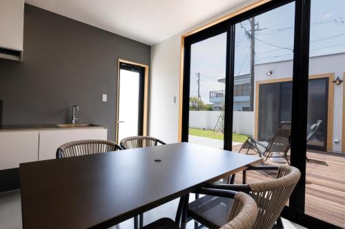 a kitchen and dining room with a table and chairs at VILLA SOUTH COAST SHIMA in Hamajima