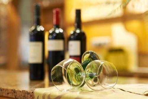 a bunch of wine glasses sitting on a table with wine bottles at Gasthof Gigl in Neustadt an der Donau