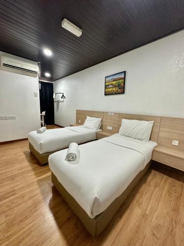a room with two beds in a room at Kangar Hotel Sdn Bhd in Kangar