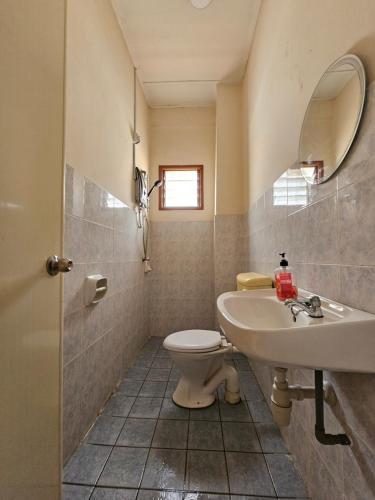 bagno con servizi igienici e lavandino di Sapphire Residence a Jenjarum
