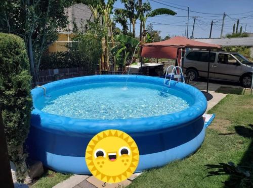 una gran piscina inflable con una carita sonriente en un patio en Casa Chak, en Ciudad de México
