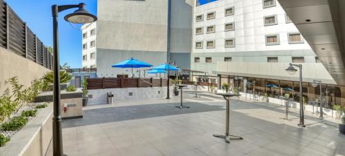 an open courtyard in a building with umbrellas at Geneva Hotel in Amman