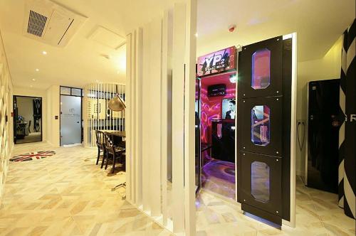 Televisyen dan/atau pusat hiburan di Hotel Nol