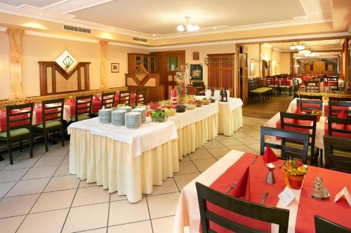 a dining room with tables and chairs in a restaurant at Gasthof Gigl in Neustadt an der Donau