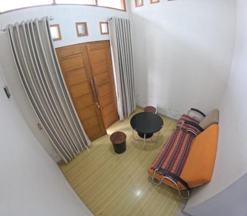 einen Blick über ein Zimmer mit einem Tisch und Stühlen in der Unterkunft Damai Residence Homestay Jogja in Ngaglik