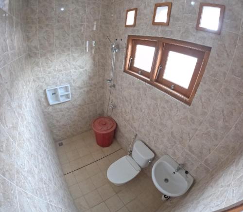 mit Blick auf ein Bad mit WC und Waschbecken in der Unterkunft Damai Residence Homestay Jogja in Ngaglik