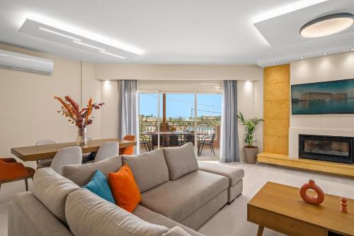 uma sala de estar com um sofá e uma lareira em Verkon Villas seaview senses em Agia Pelagia