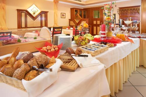 a buffet with bread and other foods on a table at Gasthof Gigl in Neustadt an der Donau