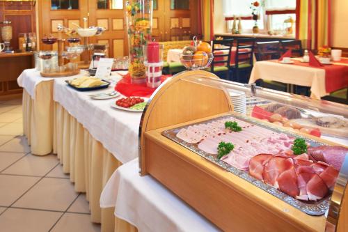 a buffet line with meat and other foods in a restaurant at Gasthof Gigl in Neustadt an der Donau