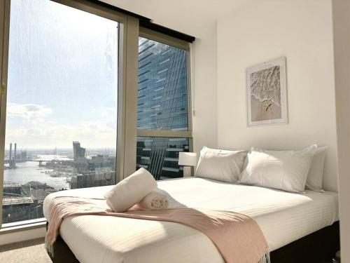 - une chambre avec un lit et une grande fenêtre dans l'établissement WSP Lux 3B2B Apa Southern Cross Station, à Melbourne