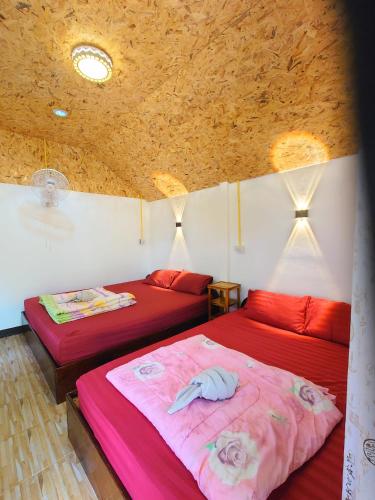 Postel nebo postele na pokoji v ubytování บ้านดินโฮมสเตย์ ปางอุ๋ง