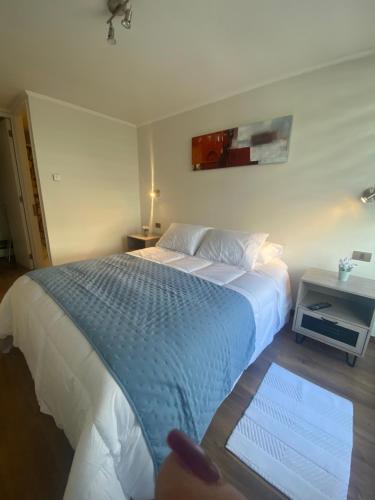 Habitación de hotel con cama grande y ventana en Monterosso Apart, en Concepción