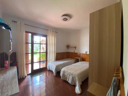 una camera da letto con due letti e una finestra di Casa Cal Duc, la Garriga a La Garriga