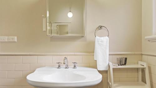 bagno con lavandino bianco e specchio di The Riversleigh a Bairnsdale