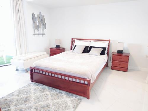 Cama o camas de una habitación en Alupang Beach Tower, UPGRADED units