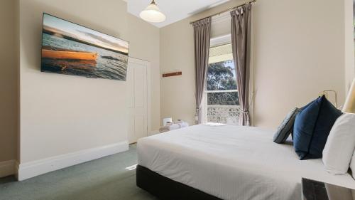 a bedroom with a bed and a window at The Riversleigh in Bairnsdale