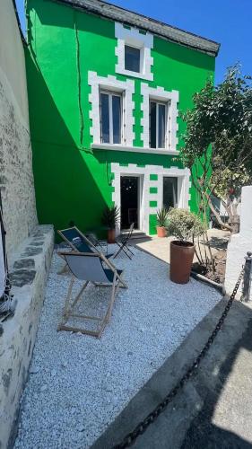 a green and white house with a building at Appartement - Galerie POP ART - Trentemoult in Rezé