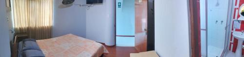Телевизор и/или развлекательный центр в Hostal Puerto Ingles