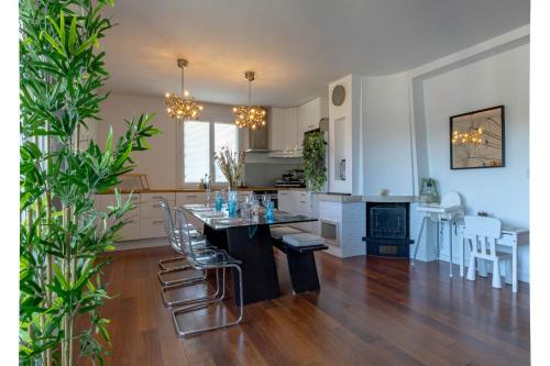 cocina y sala de estar con mesa y sillas en L'échappee du 36 - 4 chambres dans le Triangle d'Or à 100m du lac, parking gratuit, en Annecy