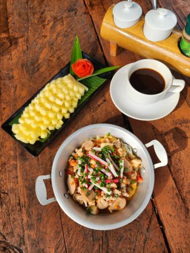 ein Teller Essen mit Mais und eine Tasse Kaffee in der Unterkunft Sawasdee Lagoon Camping & Restaurant in Ban Lam Pi