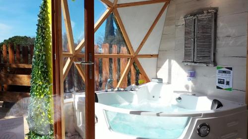 Phòng tắm tại Domaine de la Tuilière - le dôme insolite avec balneo privative