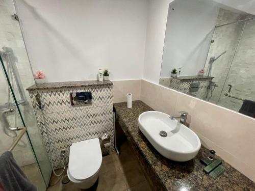 Een badkamer bij AirReside Hotel Apartments Gold Crest
