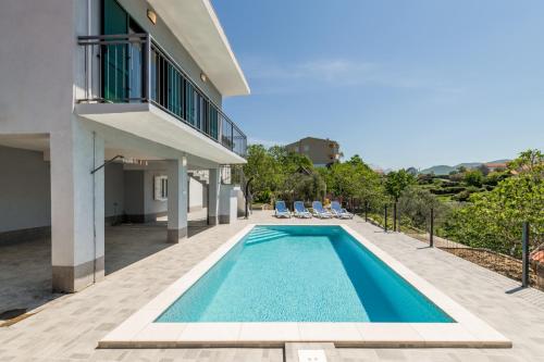 Swimmingpoolen hos eller tæt på Holiday House Kostanje