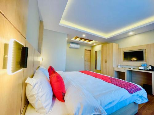 Postel nebo postele na pokoji v ubytování Hotel Aerocity