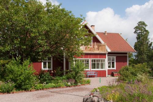una casa roja con techo rojo en Escape to PaulssonPaleo, en Simlångsdalen