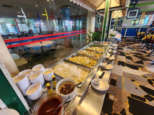 een buffet met veel verschillende soorten eten bij Pattaya Garden Resort in Noord Pattaya