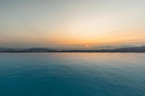 Blick auf das Meer bei Sonnenuntergang in der Unterkunft Sunset Hill Suites in Mykonos Stadt