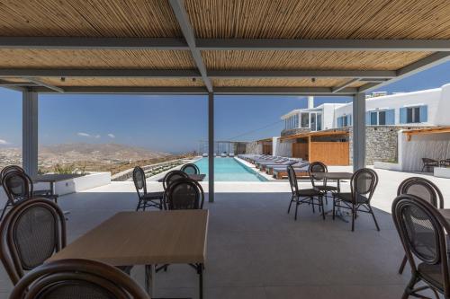 The swimming pool at or close to Sunset Hill Suites